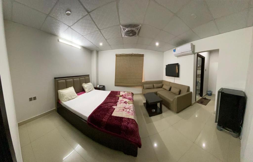 • Faizi Furnished Apartments Файсалабад Екстер'єр фото